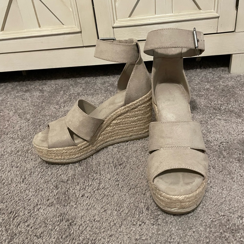 Target wedge sandal